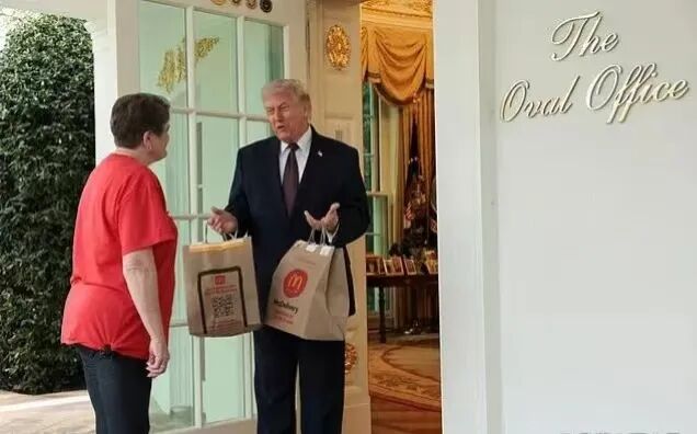 特朗普在白宫点外卖！当面塞100美元小费给外卖奶奶！