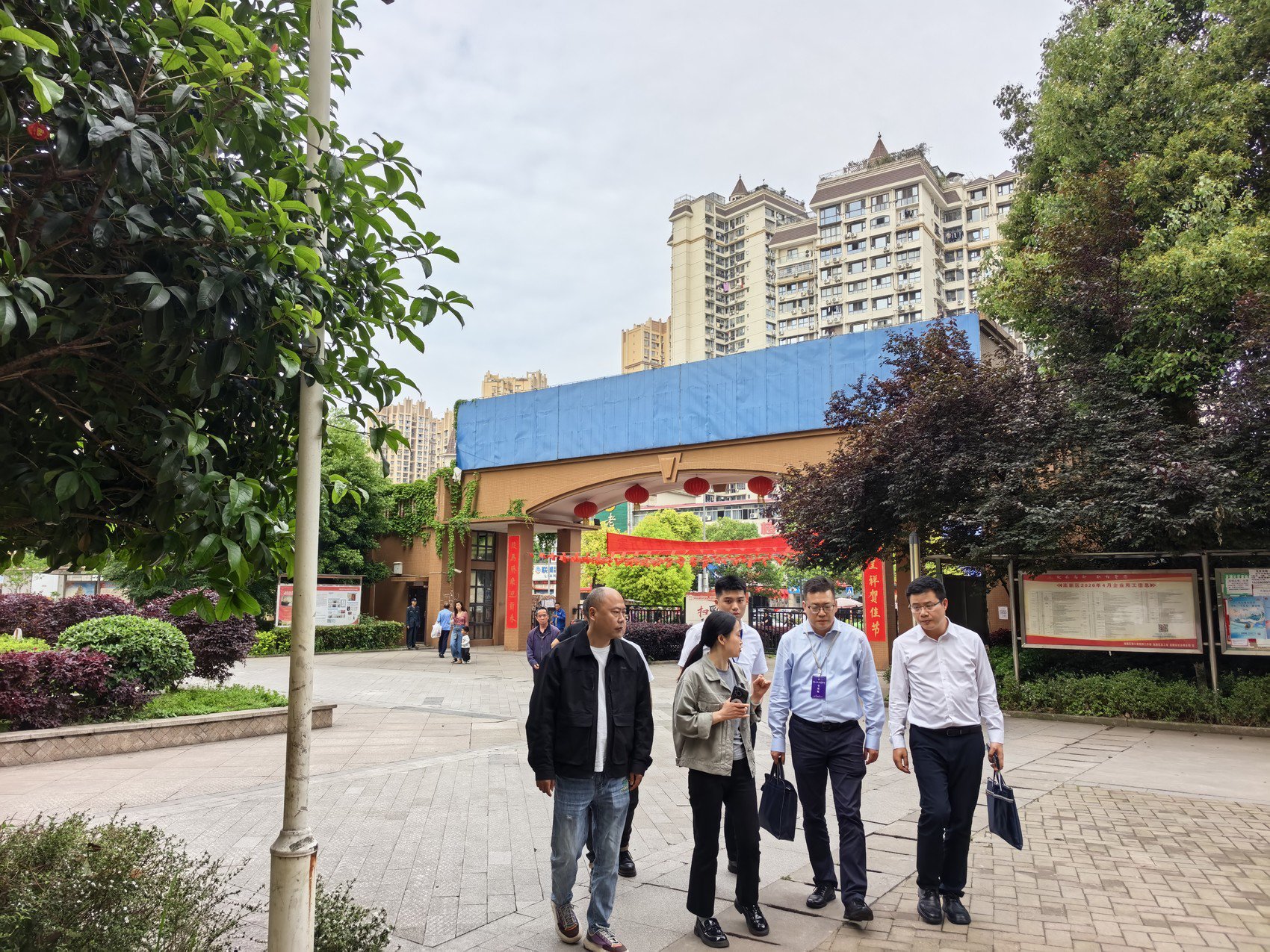 专家们深入社区了解基层治理难题