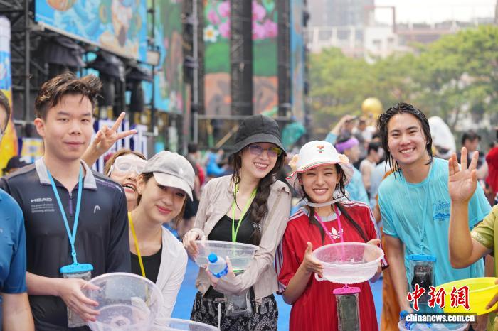 4月15日，數位泰國遊客在雲南省景洪市體驗潑水節。中新社記者 劉冉陽 攝