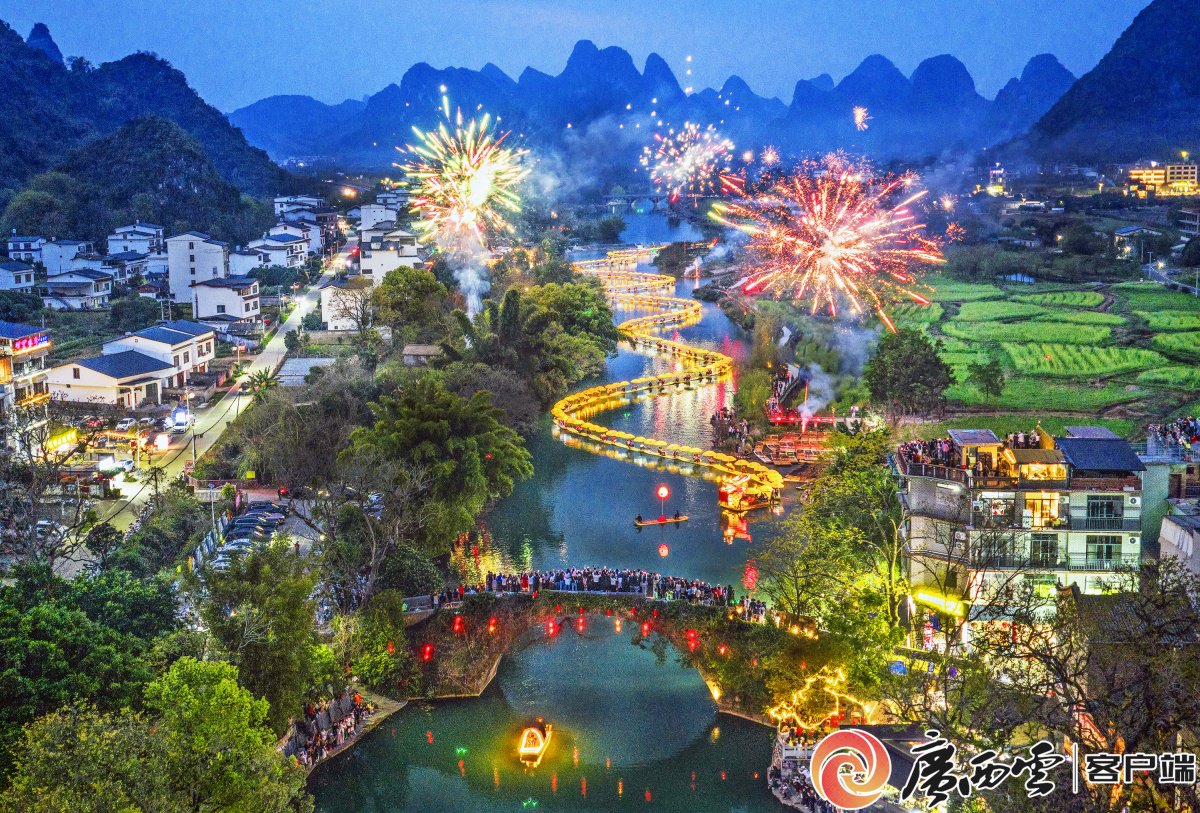 連日來，陽朔縣遇龍河景區春和景明，吸引眾多遊客泛舟賞景，感受山水人文之美。劉秋萍 攝