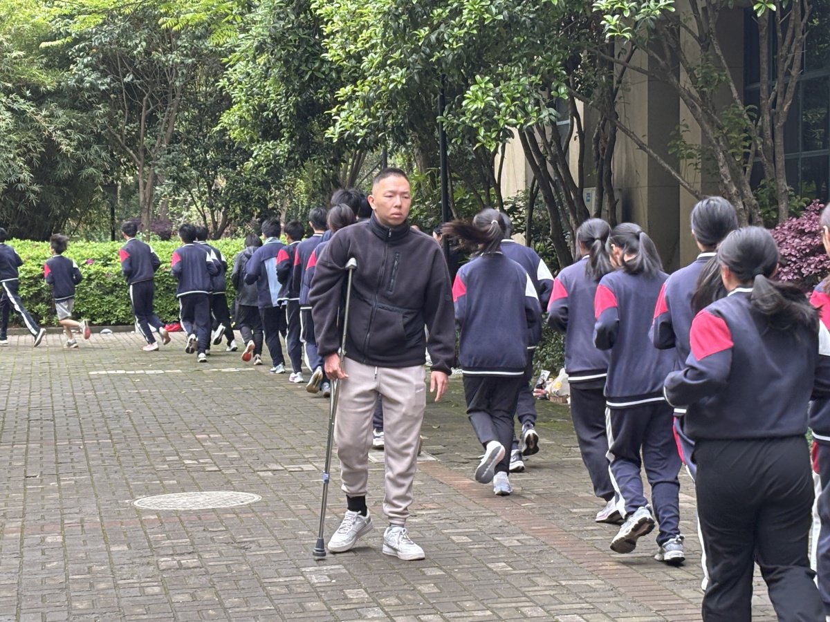 鄭文老師帶領學生熱身。