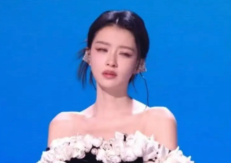 好戏 | 集体抗议、翻白眼、公开质疑......撕得这么响的综艺，还是第一遭