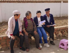 　　图3：中国移动内蒙古公司乌兰察布分公司驻村第一书记董志芳为村中老人服务