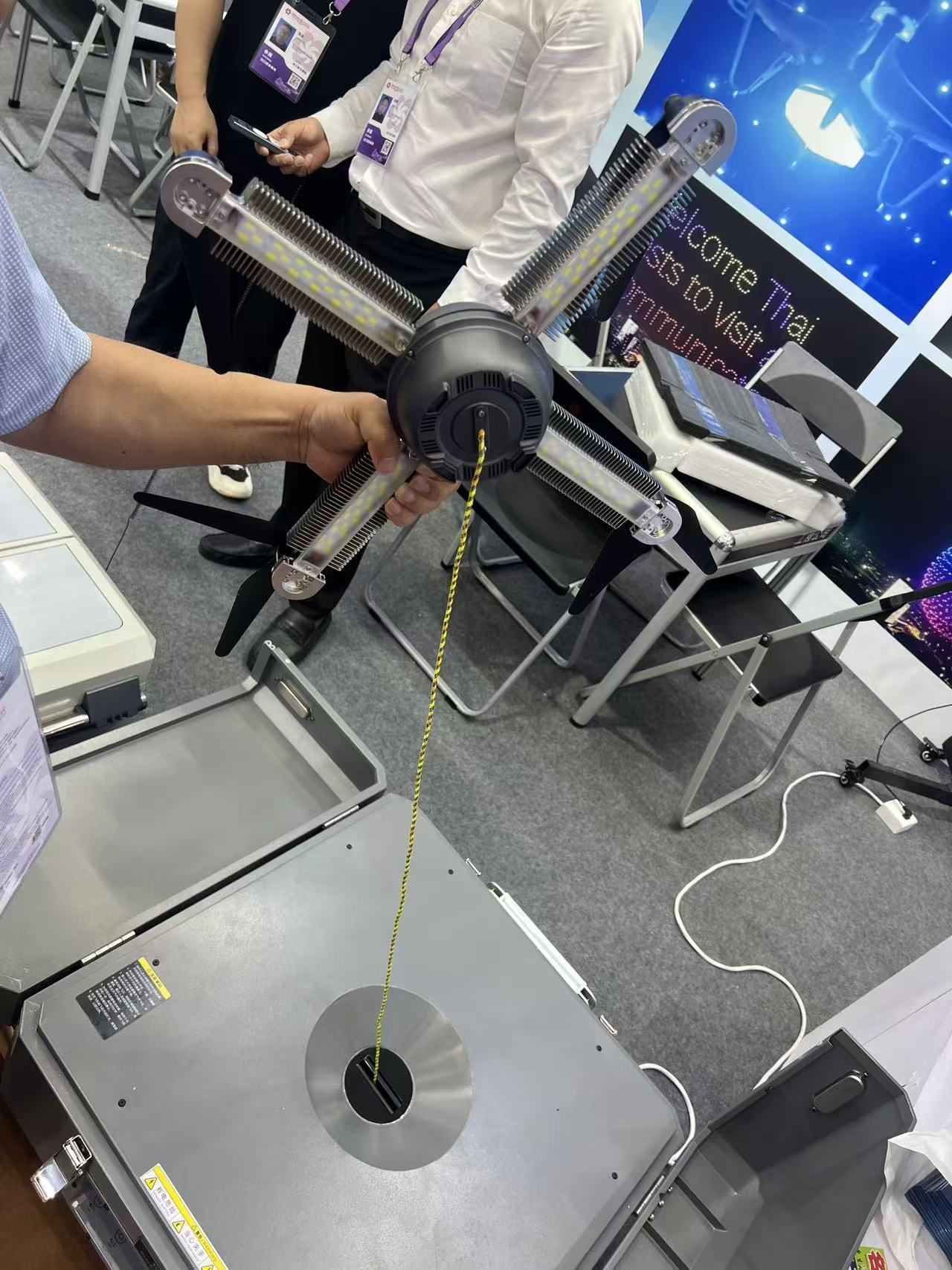 胡克飞向记者展示无人机照明产品 图片来源：每经记者 吴泽鹏 摄