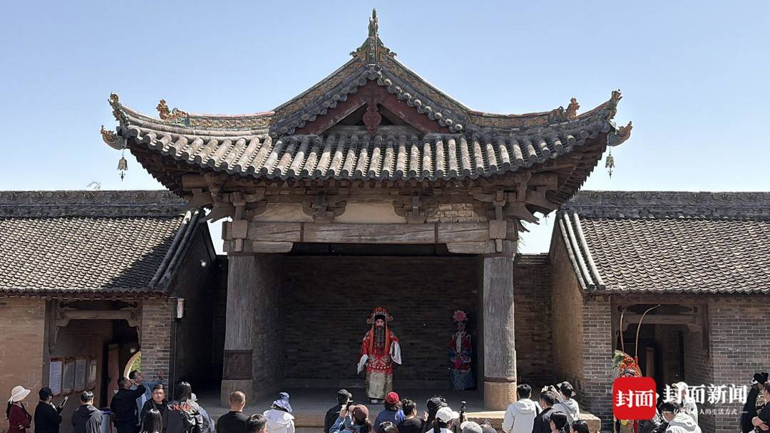 王報二郎廟戲台上，戲曲演員正在進行演出