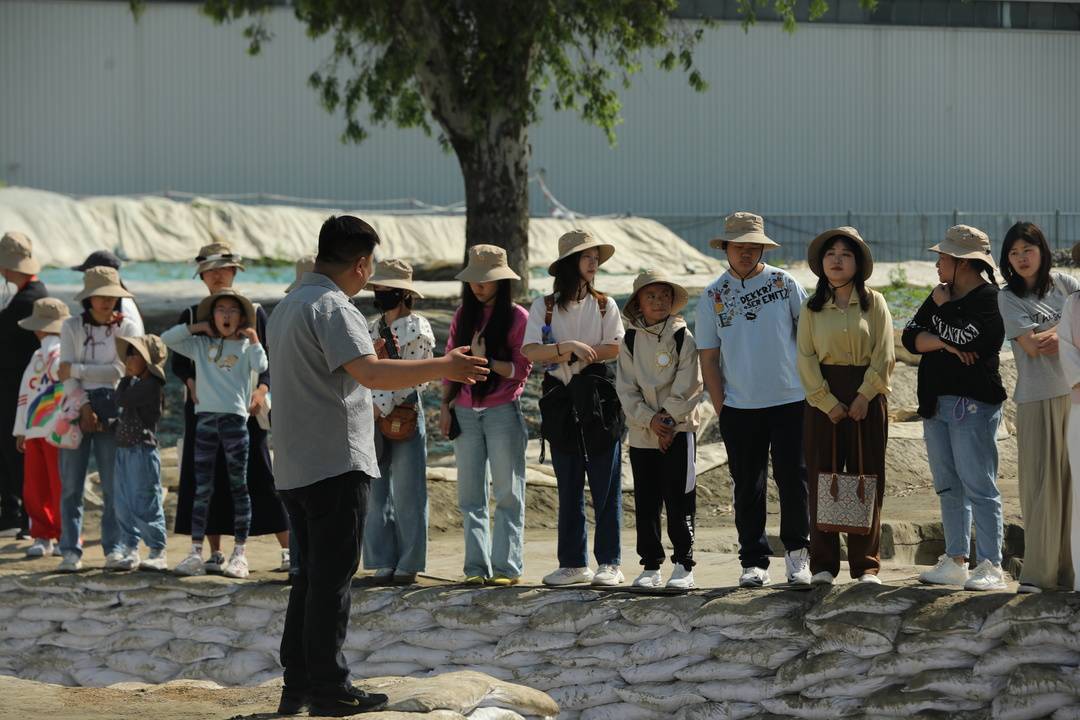 公眾走進考古發掘現場 圖據成都金沙遺址博物館