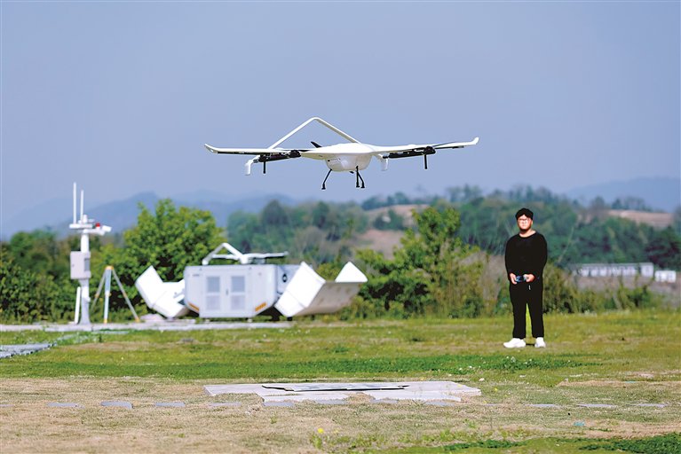 四川成都彭州市的国家级民用无人机驾驶航空试验基地“天空之眼”，工作人员在试飞一款垂直起降固定翼无人机产品。新华社发