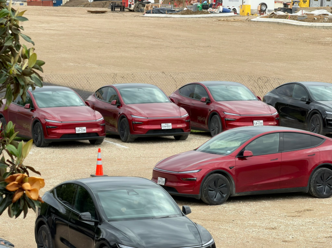 拍到大量停放着的焕新款 Model Y 网约车