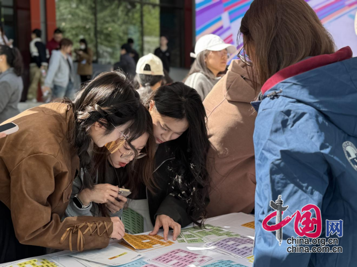 參與者體驗「拚貼成詩」互動專區。中國網記者 劉佳 攝