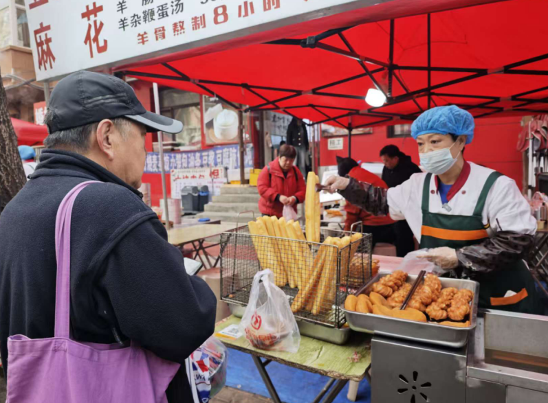 圖:紅專街早市攤主董麗豔