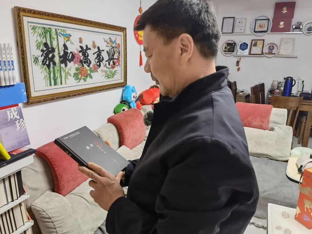 王计兵从书架上拿出《活着》。 新华社记者 邱冰清 摄