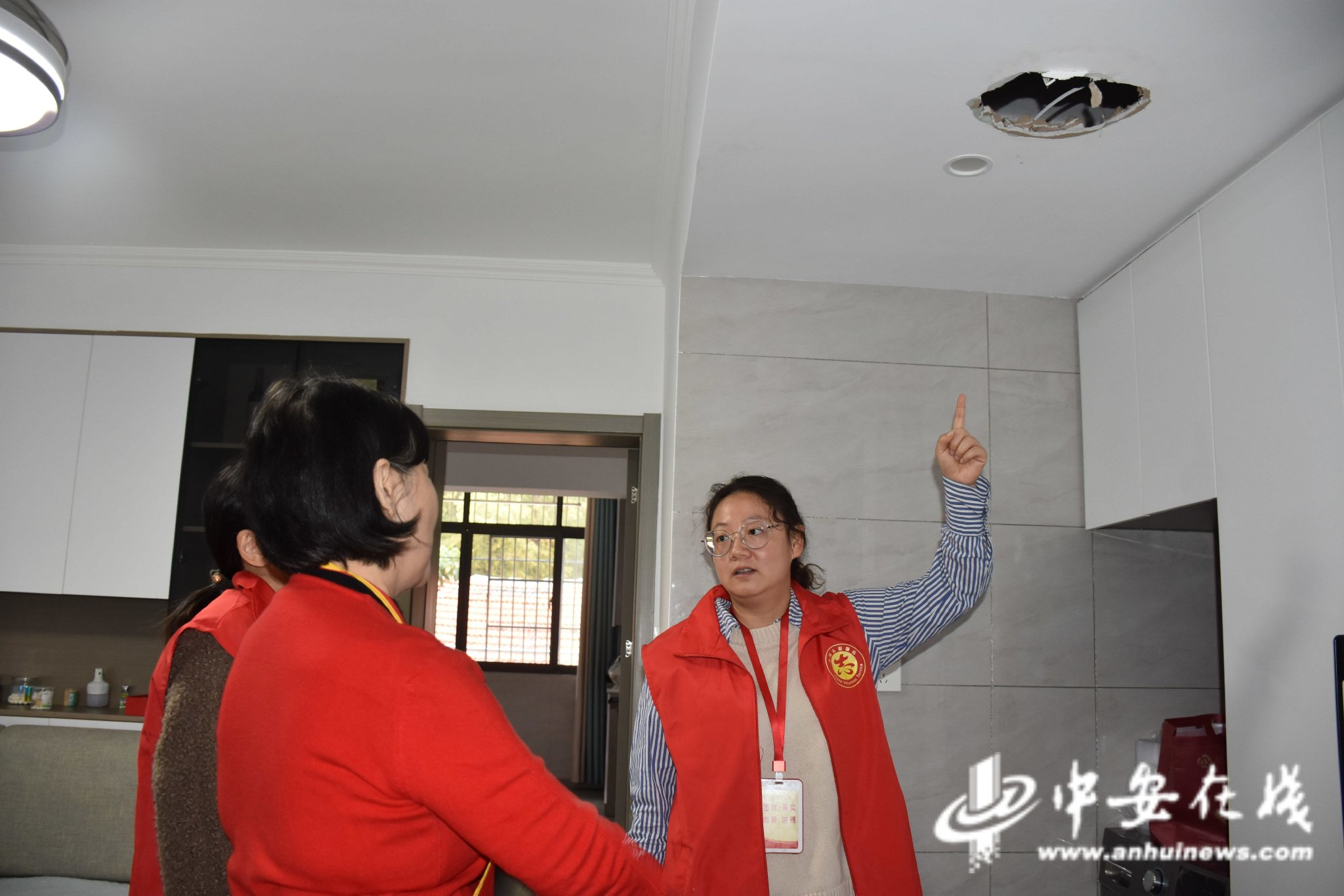 安慶市大觀區菱湖街道菱湖社區網格員入戶協調漏水糾紛