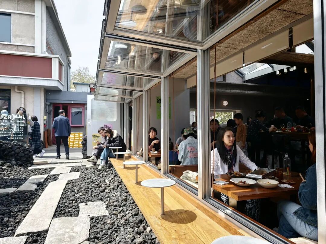 4月12日，顧客在北京白塔寺周邊消費。新華社記者邢廣利攝