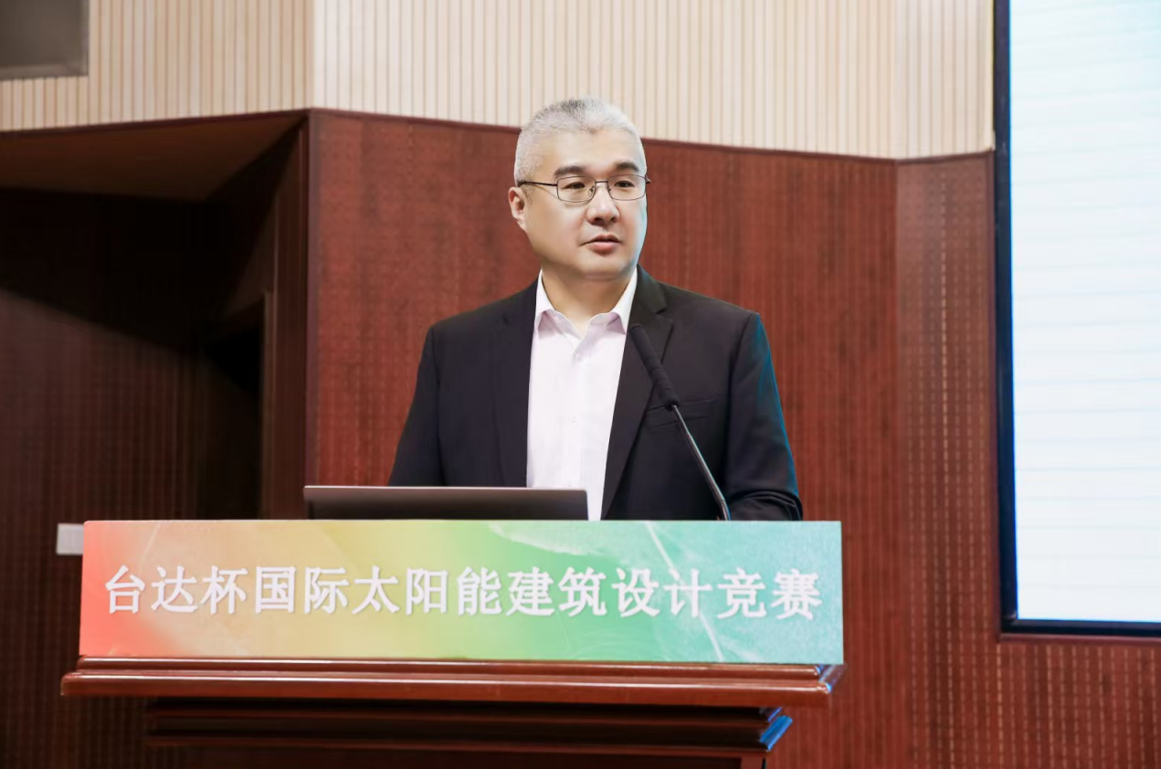 国家住宅与居住环境工程技术研究中心副主任鞠晓磊主持会议