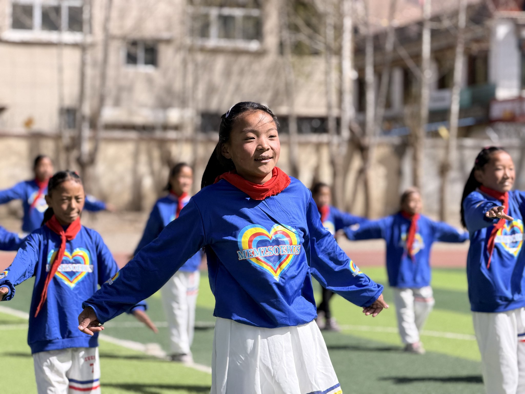 圖為南木林縣卡孜鄉完小學生在操場跳健美操。
