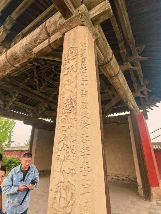 牛王廟戲台石柱上的題刻。