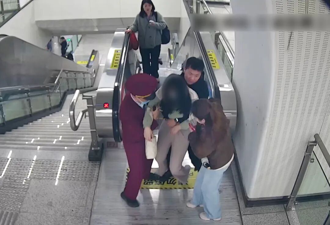 事发武汉地铁早高峰！女乘客突然晕厥倒地、头破血流，意识恢复后刚走几步又多次瘫软……