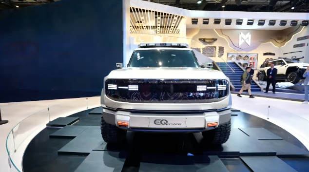 东风汽车全新一代概念车 EQ-REBORN 亮相，致敬 1975 年军车