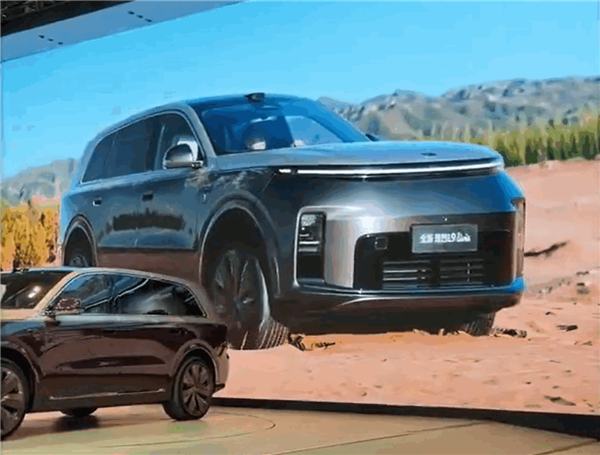 理想汽车演示全主动悬挂沙地脱困、免千斤顶换轮绝技！现场牛X惊呼声不断