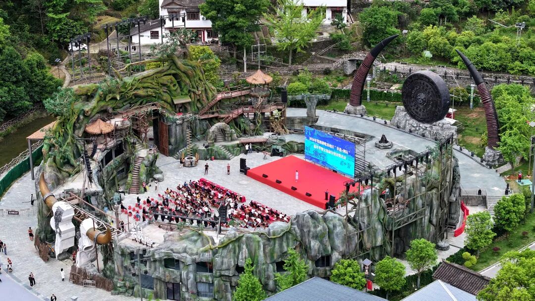 “串门”“跨界”共享文旅盛宴 —— 鄂湘赣毗邻地区“非遗+潮玩”嘉年华活动侧记