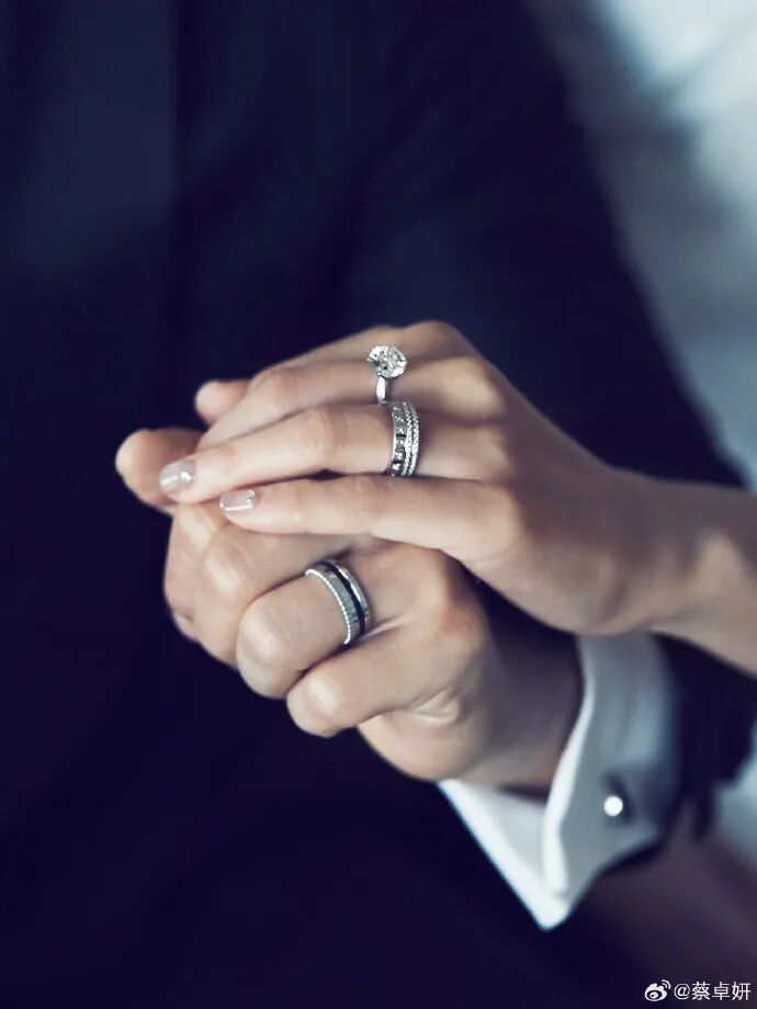 阿Sa蔡卓妍宣布结婚，晒图官宣婚纱照，与丈夫甜蜜微笑，大秀幸福时刻