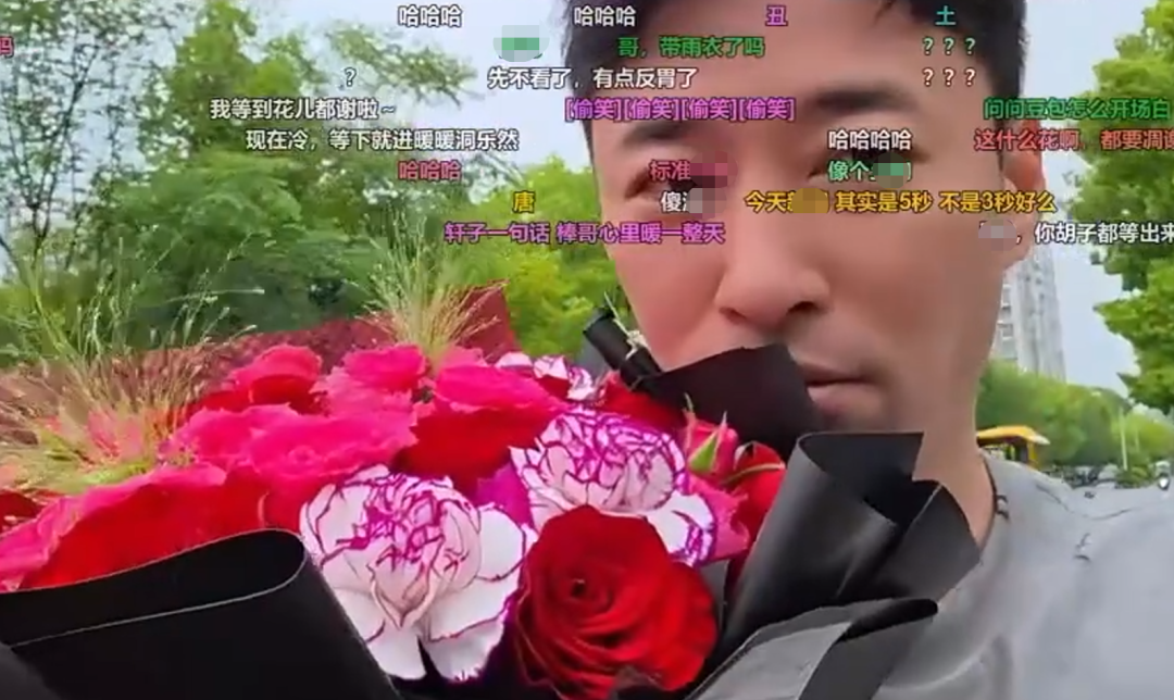 从天亮等到天黑！钱小佳买花相约前一姐！苦等六小时成小丑遭众嘲！险被放鸽子见面猛攻！