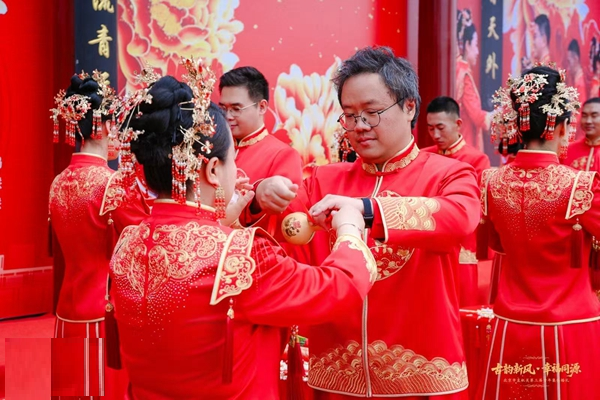  新人们行婚姻之典。主办方供图