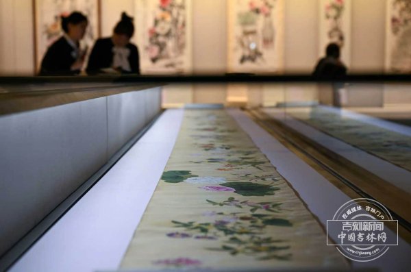 吉林省博物院有两幅《百花图》卷