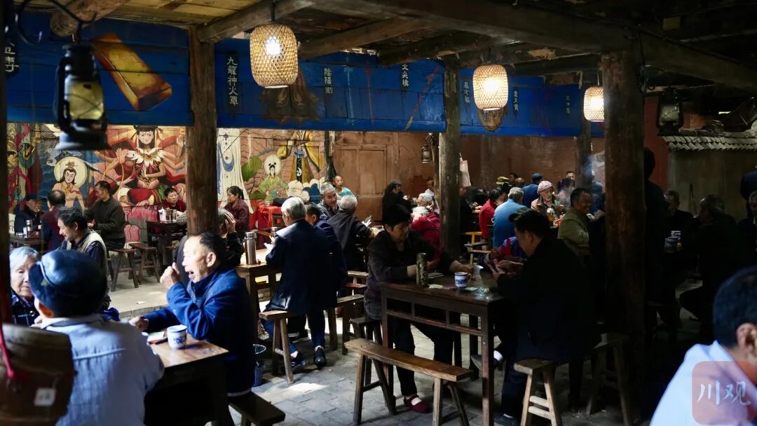 年满80岁免费喝茶，每个月给老人们过一次集体生日，这家茶馆图什么？