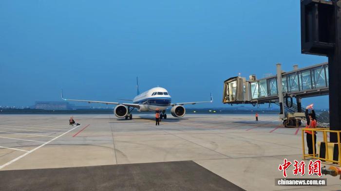 哈爾濱機場停機坪 李冰川 攝
