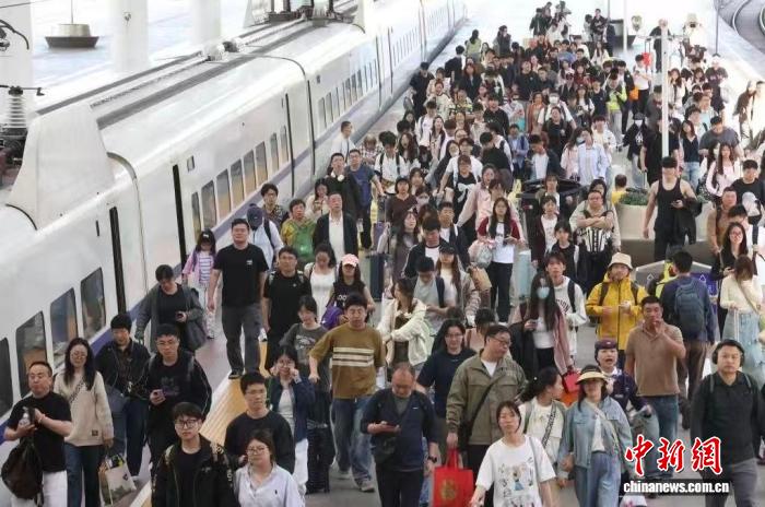 5月5日，旅客在南京火車站出行。中新網記者 泱波 攝