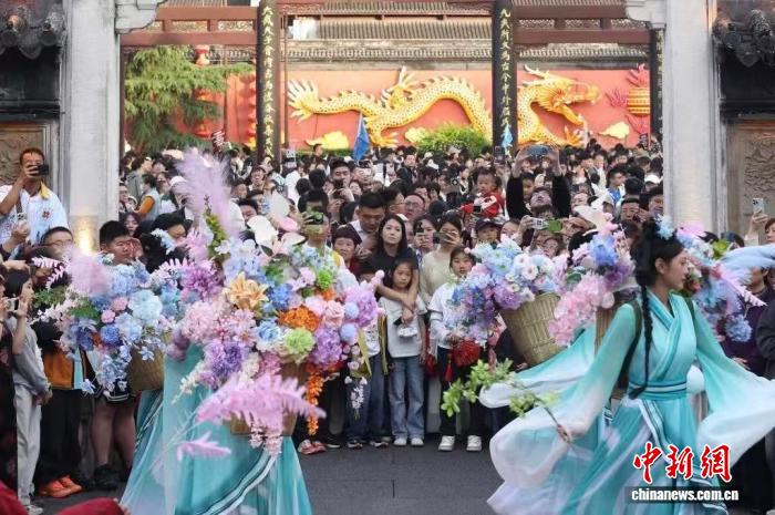 5月3日，南京旅遊景點人氣旺，遊客們在夫子廟景區內欣賞文藝表演。中新網記者 泱波 攝