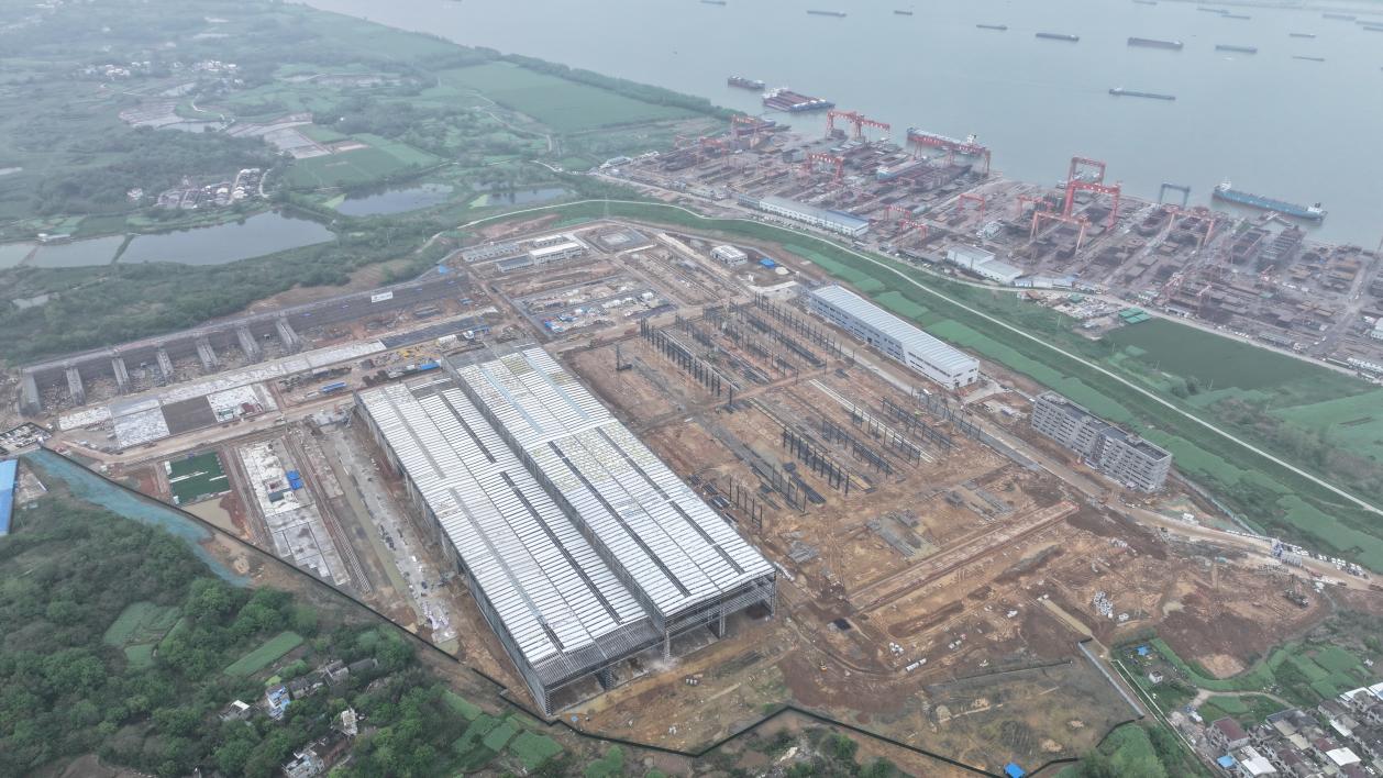 俯瞰「中央廚房」和長江岸邊的船舶製造廠。王鋒攝