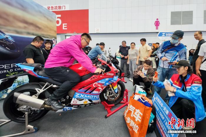 5月2日，2026天津國際汽車交易會迎來客流高峰。在張雪機車展位，820RR冠軍賽車吸引參觀者體驗。記者 佟鬱 攝