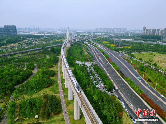 圖為行駛中的動車組列車。國鐵集團鄭州局供圖