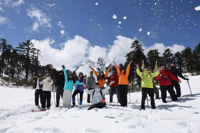 孔雀山漫山皚皚白雪引來無數遊客。