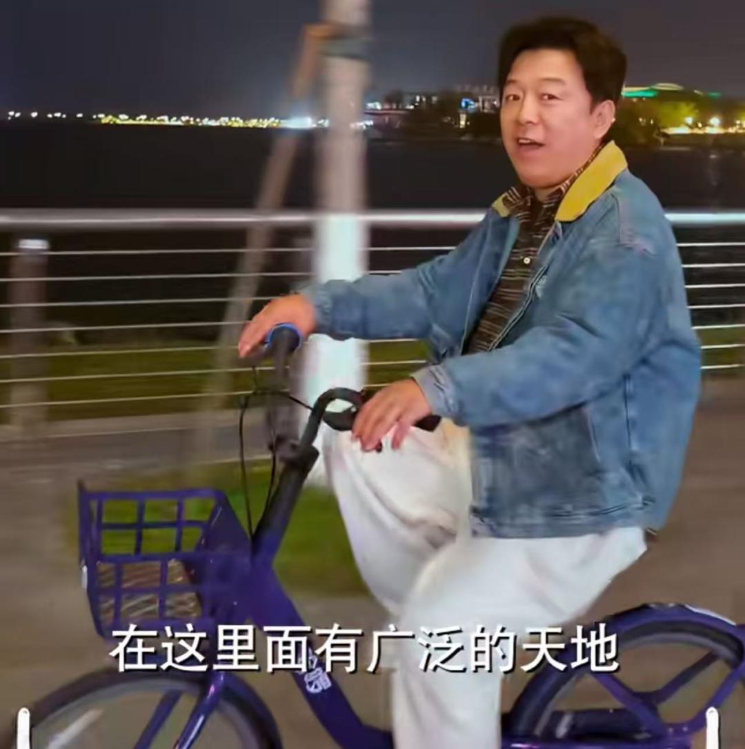 黄渤分享最新视频被在线催更，自曝最近爱好有点多，会做饭想减肥，还笑称想跟大家分享美妆视频