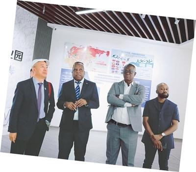 南庚戌（左一）陪同博茨瓦納駐華大使及政府官員參觀臨沂電商產業園。
