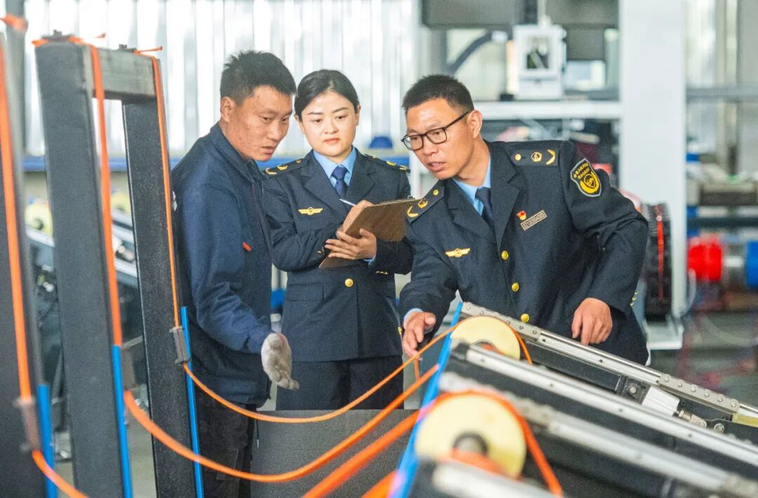 江蘇省宿遷市宿城區埠子鎮，綜合行政執法和安全生產工作辦公室工作人員在一企業車間開展安全生產檢查。徐江海 攝
