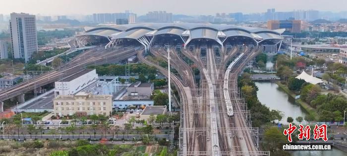 「五一」假期期間，高鐵列車駛出廣州南站。國鐵廣州局 供圖