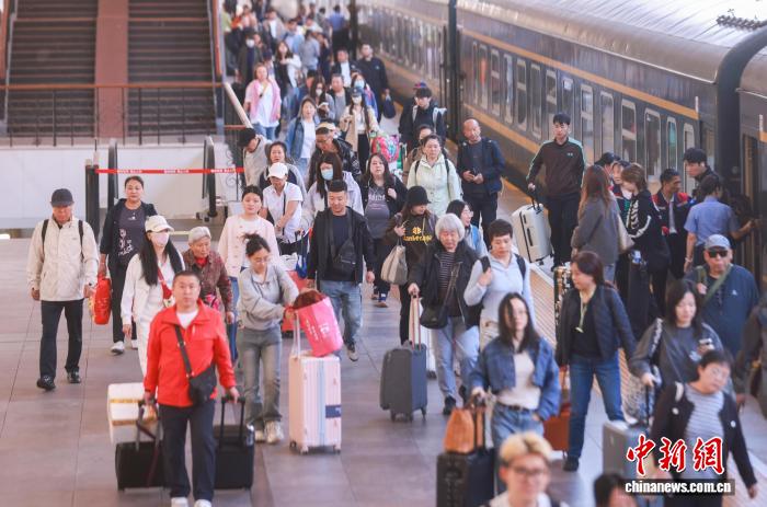 旅客「五一」假期在北京站乘車。記者 賈天勇 攝