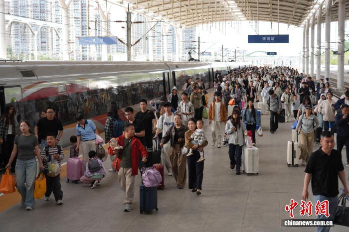 「五一」假期銀川火車站旅客發送量增幅9.5%。銀川火車站供圖