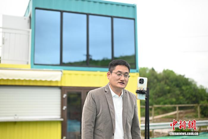 圖為張海濤在進行直播。張旭 攝