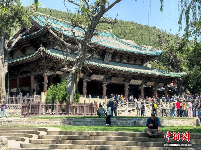 「五一」期間，遊客在山西太原晉祠博物館聖母殿遊覽。胡健 攝