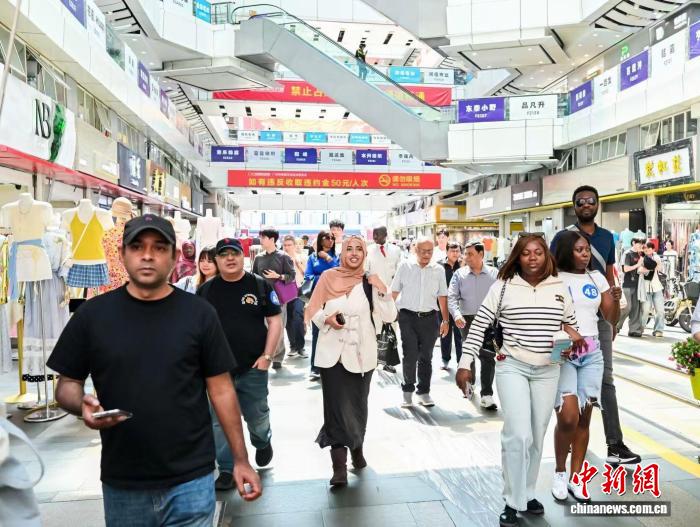 第139屆廣交會期間，廣州共舉辦300多場貿易對接活動。圖為參加貿易對接活動的廣交會客商。(廣州市商務局供圖)
