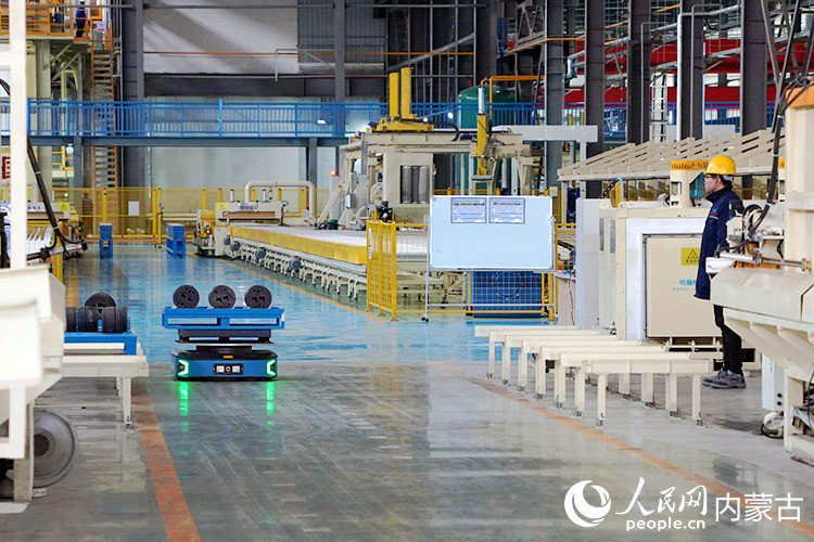 微科智能工廠內，AGV小車正在行駛。人民網記者 趙夢月攝
