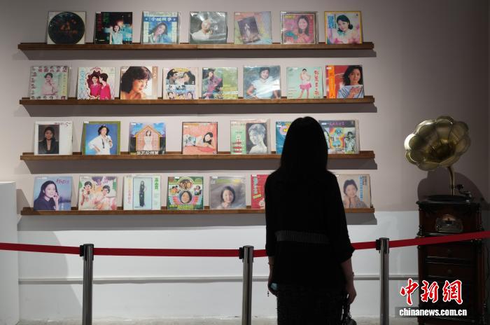 圖為歌迷觀看展出的丹恩麗君專輯。中新社記者 闞力 攝