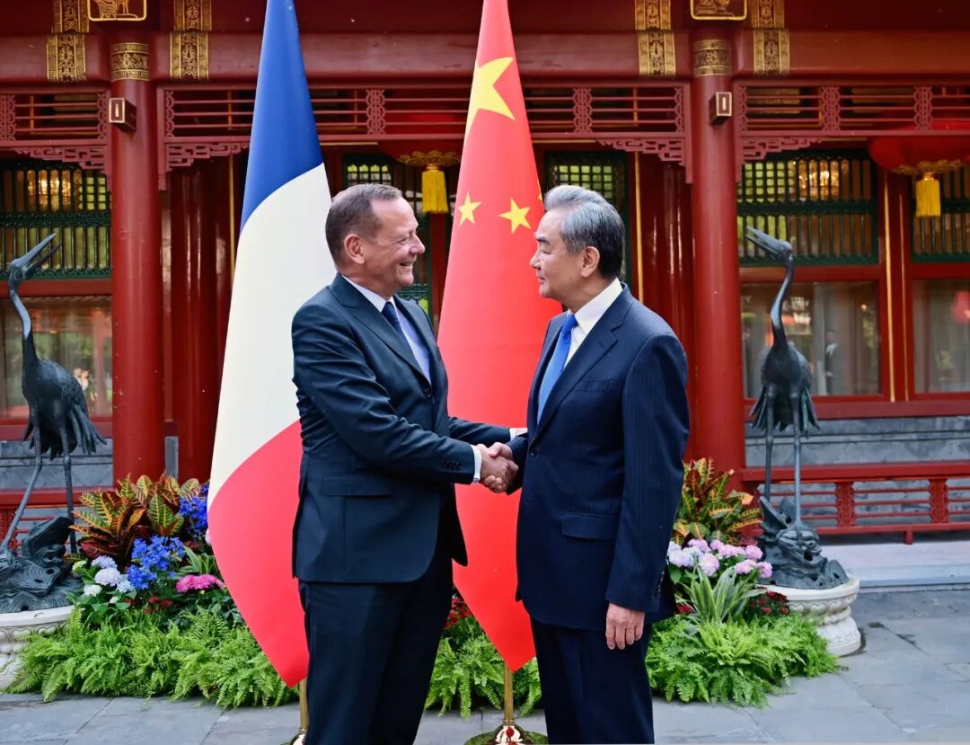 王毅同法国总统外事顾问博纳会谈