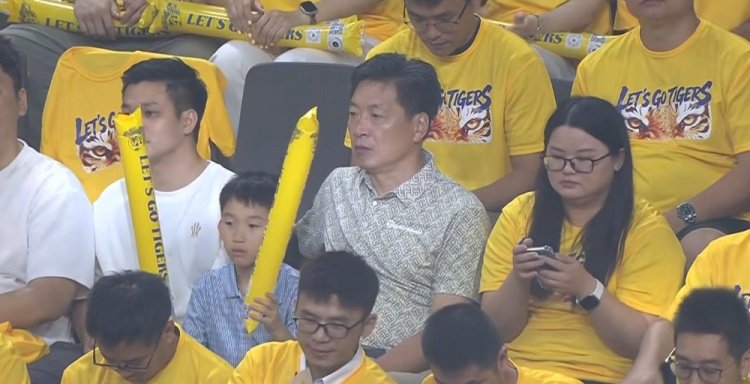 心系老东家！广东生死战面对北京 功勋老帅李春江现场助威