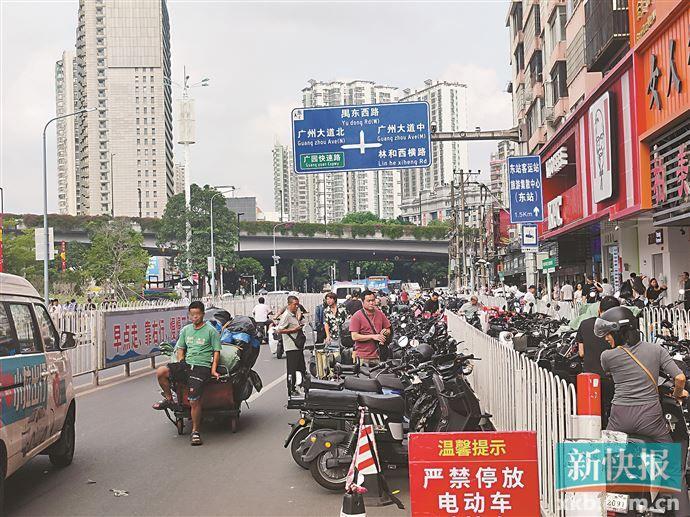 白天电动车抢道夜晚大货车占路 沙河服装商圈交通困局如何破解？
